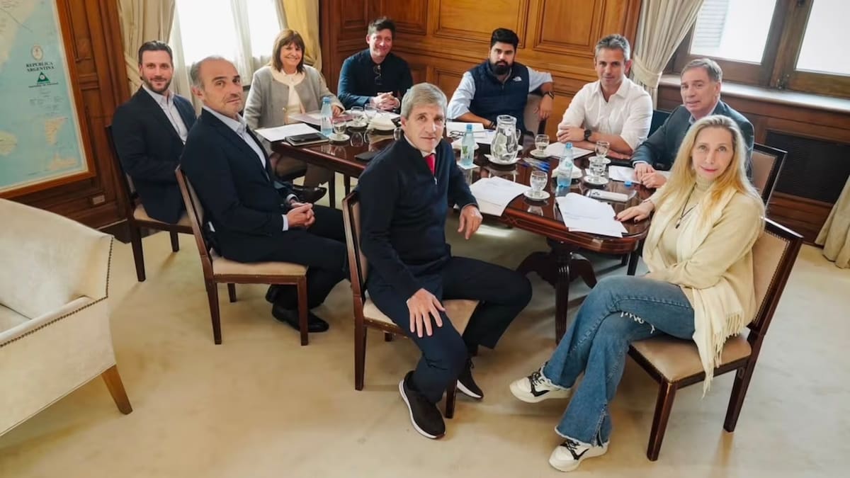 El Gobierno vuelve a reunir a la mesa política.