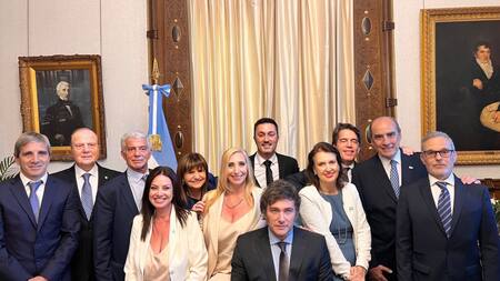 Javier Milei junto a su gabinete. Foto: NA
