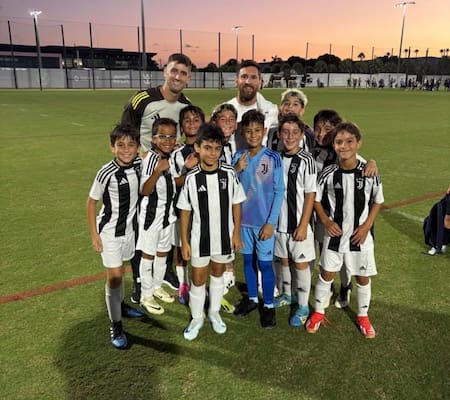 Lionel Messi junto a la Juventus Miami Academy. Foto: Instagram @juventusacademymiami