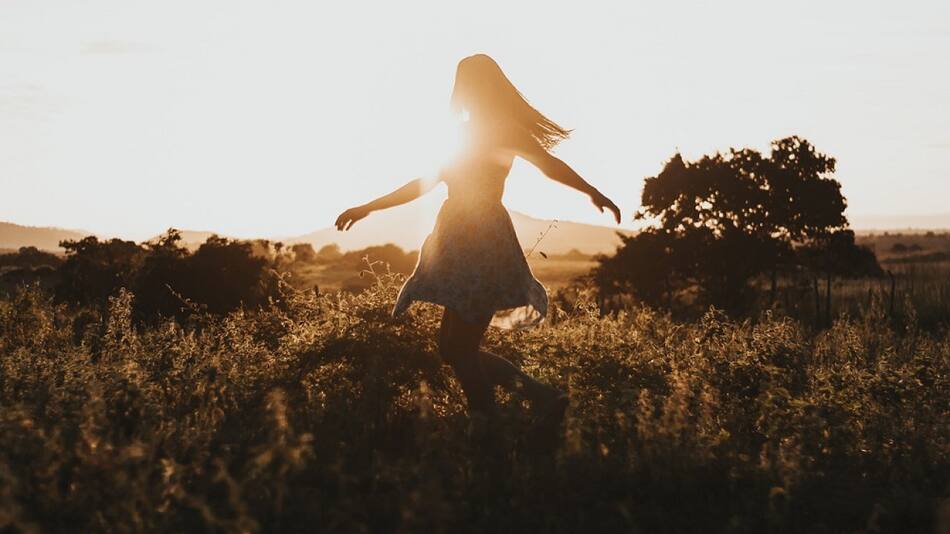 Mujer, naturaleza, felicidad, libertad. Foto: Pixabay.