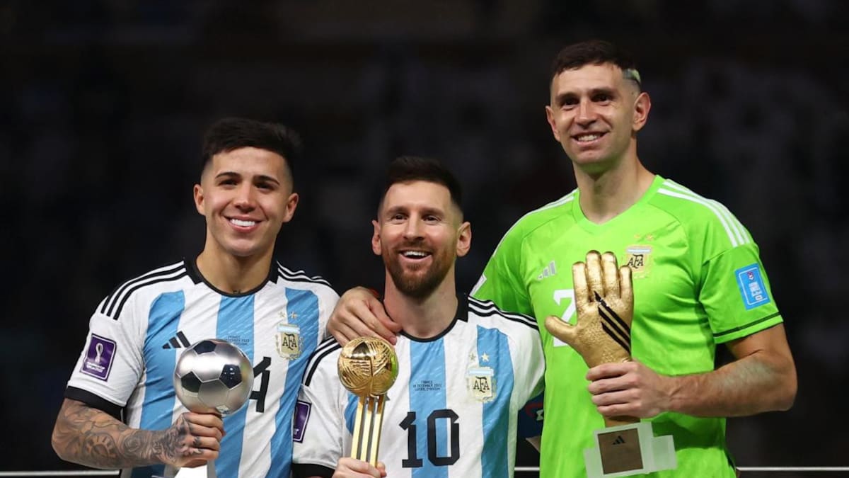 Enzo Fernández, Lionel Messi y Emiliano Martínez. Foto: NA.