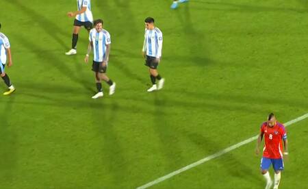 Cruces entre Rodrigo De Paul y Arturo Vidal. Foto: Captura.