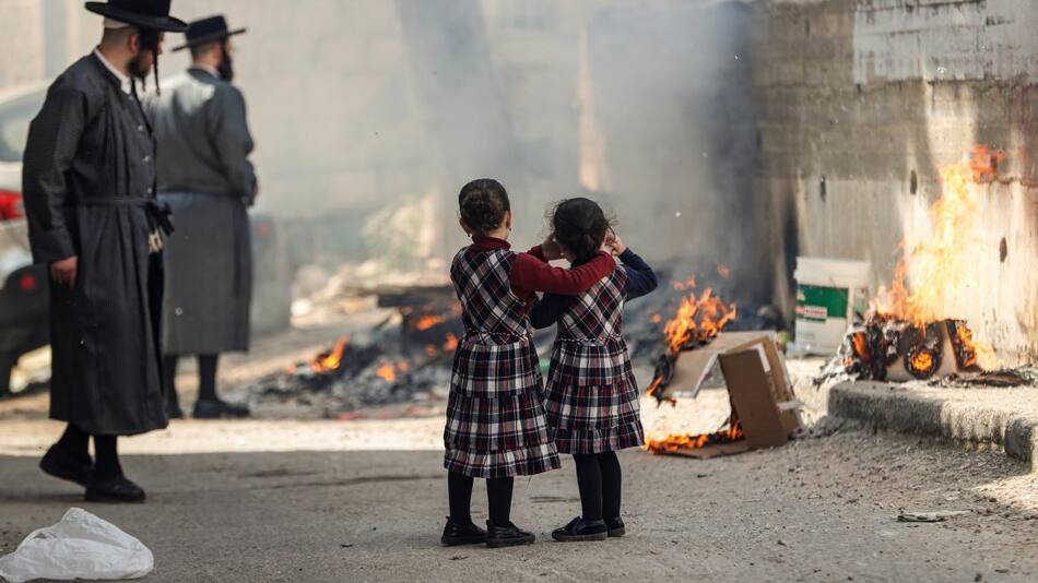 Judíos ortodoxos en las calles de Israel durante cuarentena por coronavirus, REUTERS