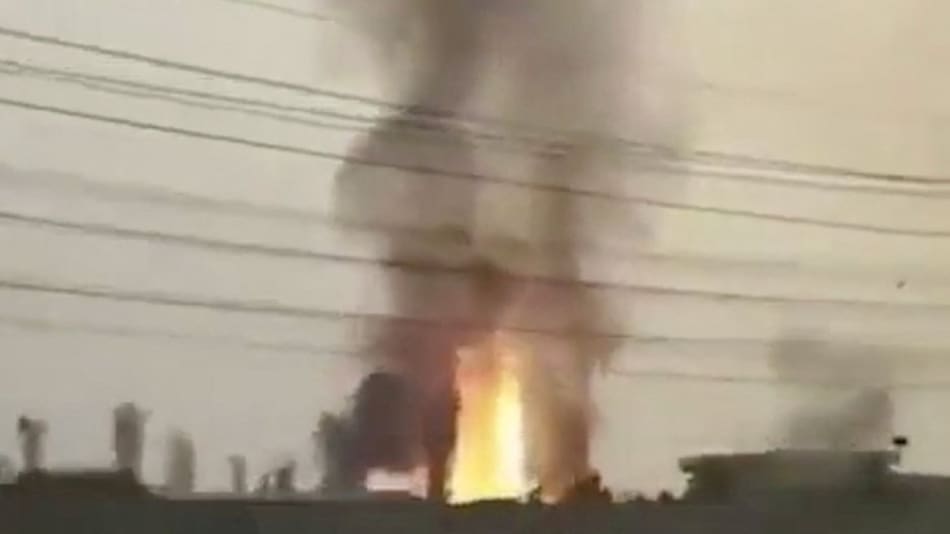 La refinería de gas de Irán, South Pars, en llamas tras el ataque israelí. Foto: Reuters.