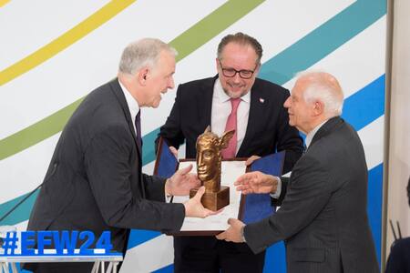 Josep Borrell fue condecorado por su trabajo a favor de Europa. Foto: X @JosepBorrellF