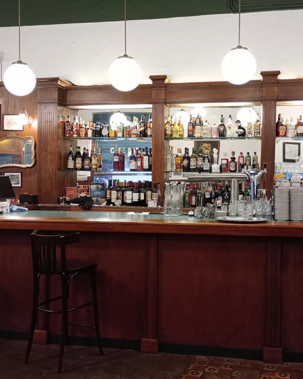 El Tokio, el bar de casi 100 años con toldo histórico que reabrió en Villa Santa Rita