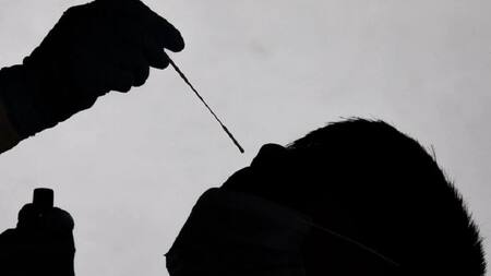 Vista de la toma de una muestra PCR del coronavirus, en una fotografía de archivo. EFE