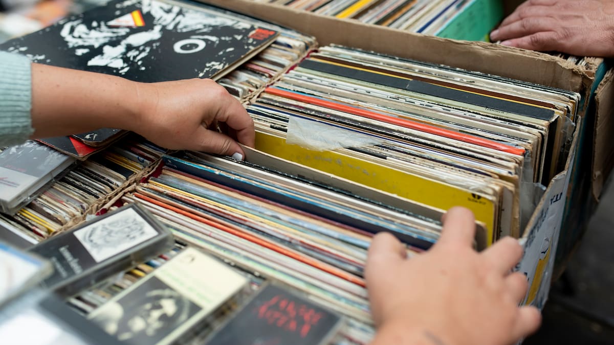 Vinilos de artistas argentinos y latinoamericanos ante una suscripción a la Revista Noize.