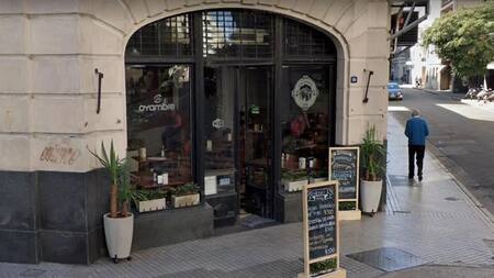 El bar donde fue abandonada una mujer en Rosario. Foto: Google Maps.