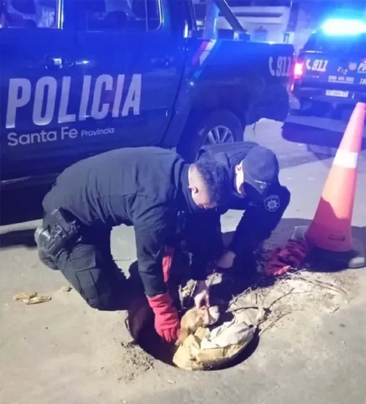 Policías de Rosario rescataron a un perrito de un pozo. Foto: redes sociales.