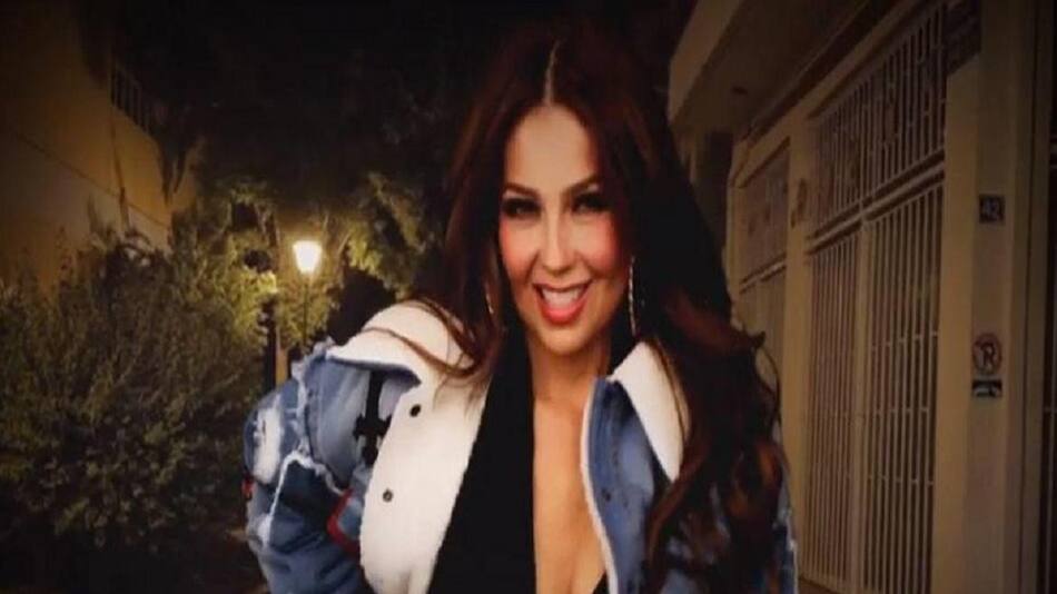 Thalía en su tema "Ahi"