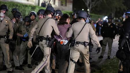 Detenciones y represión en la Universidad de California en Los Angeles. Foto: Reuters.