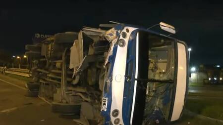 Fuerte choque y vuelco en Acceso Oeste altura Morón: un camión embistió a un colectivo detenido en la banquina