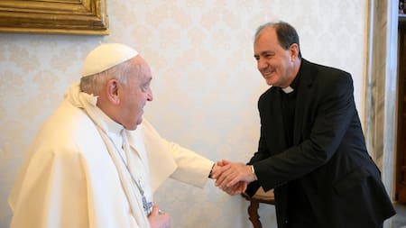 Papa Francisco sufrió una caída y se golpeó el brazo. Foto: Reuters.