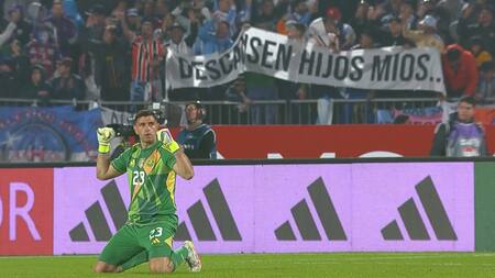 La bandera de los hinchas argentinos para Arturo Vidal. Foto: x TyCSports.