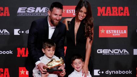 Lionel Messi y su familia con el Botín de Oro, REUTERS