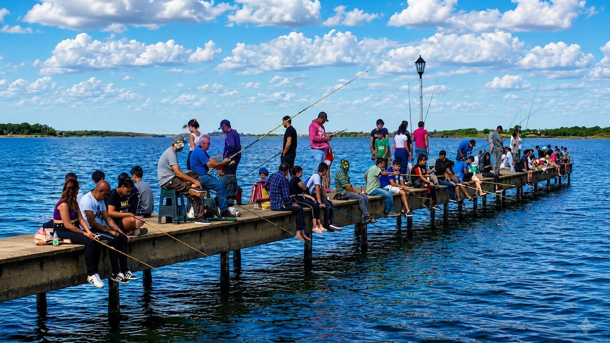 La laguna “plan abuelos” de Buenos Aires: entrada gratis, pejerrey y un finde barato para enseñar a pescar a los nietos