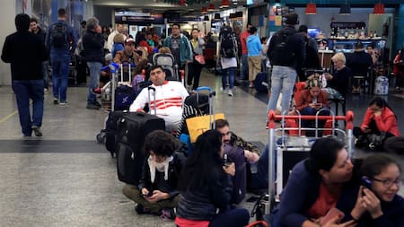 Demoras y cancelaciones en aeroparque - Pasajeros varados (NA)