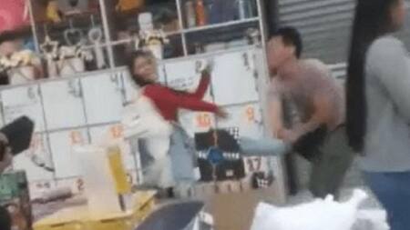 Comerciante chino atacó a su empleada, foto captura de video