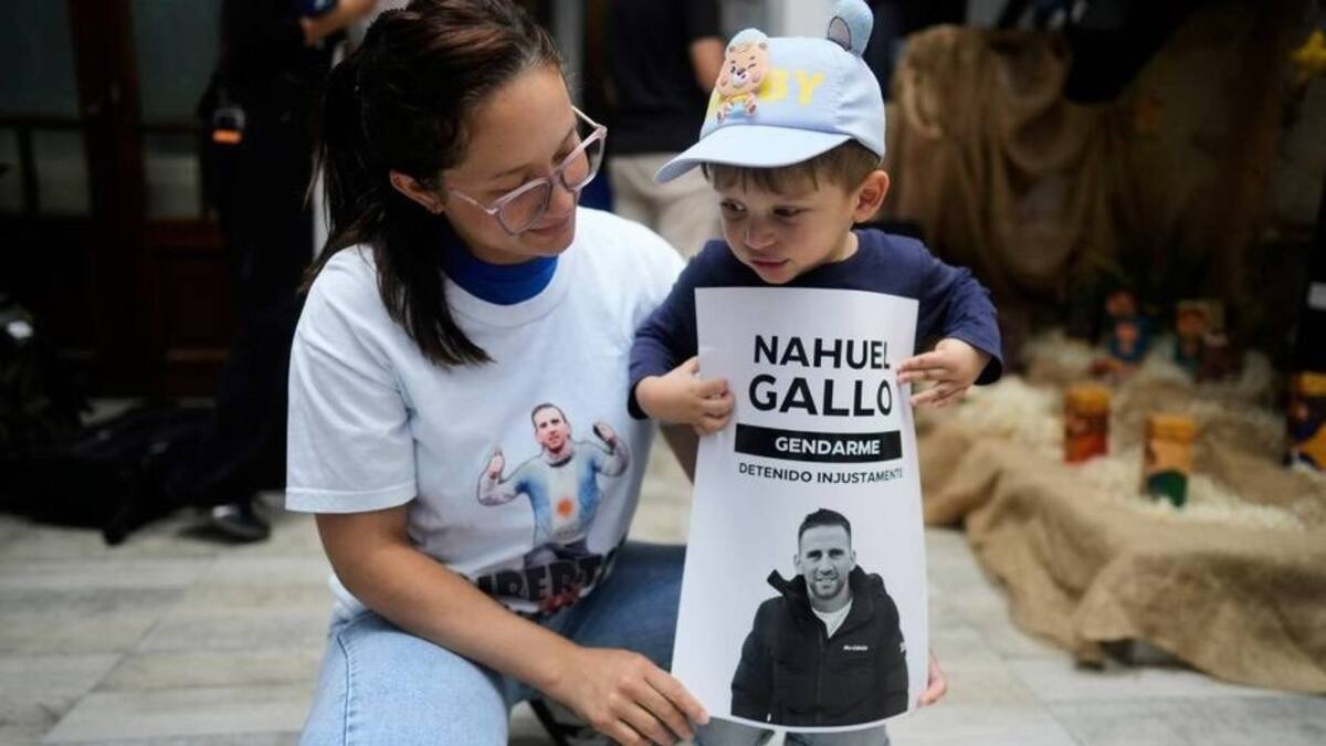 María Alejandra Gómez, esposa de Nahuel Gallo, y su hijo Víctor.