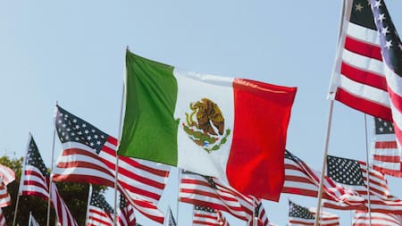 Banderas de México y Estados Unidos. Foto: Unsplash