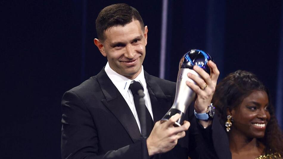 "Dibu" Martínez, elegido mejor arquero del año; Premios The Best. Foto: Reuters.