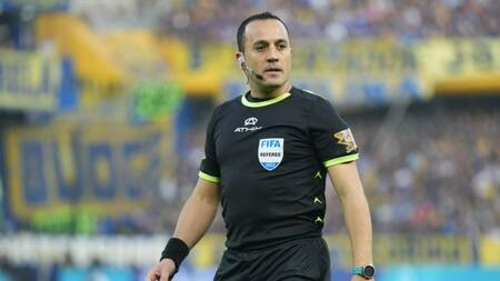 Fernando Espinoza, el árbitro del polémico partido entre Boca y Atlético Tucumán. Foto: NA.