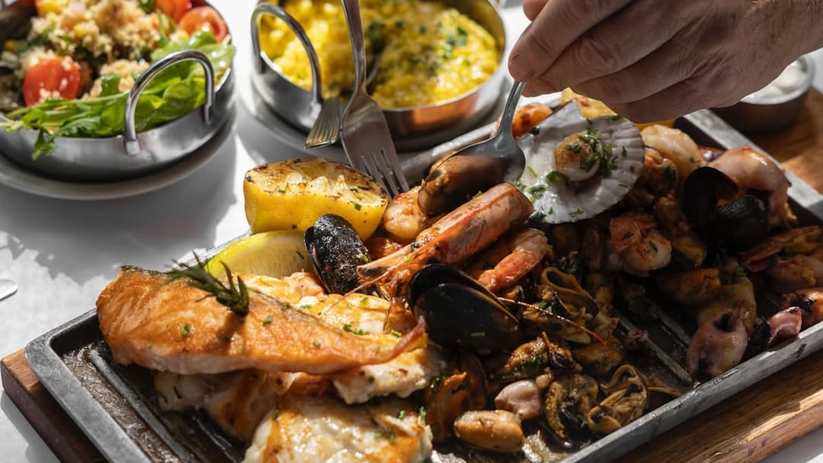 Desde pulpo español grillado hasta paella de langostinos: dónde queda la parada obligada de los amantes de la cocina de mar