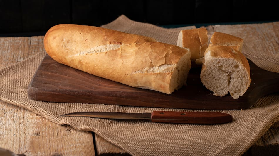 Cómo hacer una baguette en casa, con pocos ingredientes y en simples pasos. Foto: Freepik.