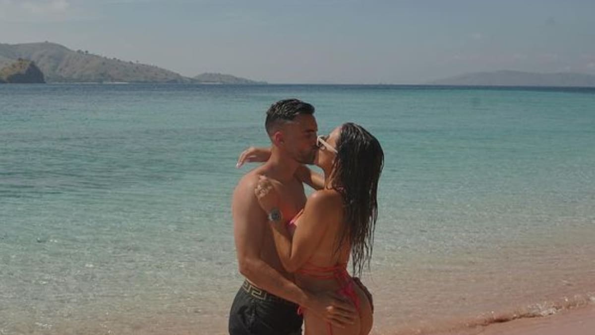 Nicolás Tagliafico y Caro Calvagni en la playa. Foto: Instagram @carocalvagni