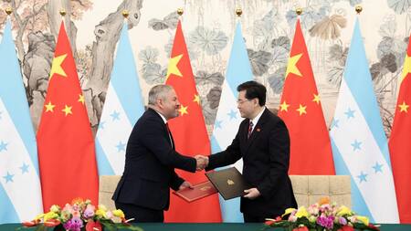 Canciller hondureño Eduardo Enrique Reina se reúne en Beijing con canciller chino Qin Gang. Foto Reuters.