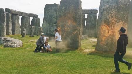 Activistas ecologistas rociaron el Stonehenge en el Reino Unido. Fuente: X