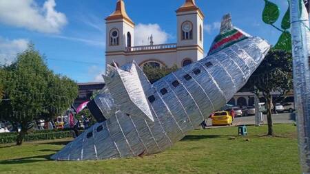 La repudiable figura que instalaron en Colombia. Foto: @Trivela