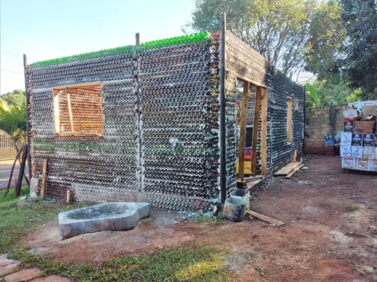 En 2020, una pareja desempleada empezó a construir su casa sustentable: cuatro años después, la vivienda alcanzó los 85 m² con 20.000 botellas de vidrio.