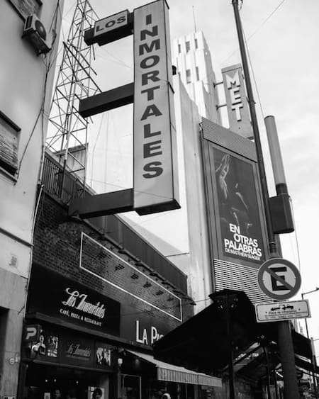 El local de Los Inmortales sobre Avenida Corrientes. Foto: Instagram @losinmortalespizza