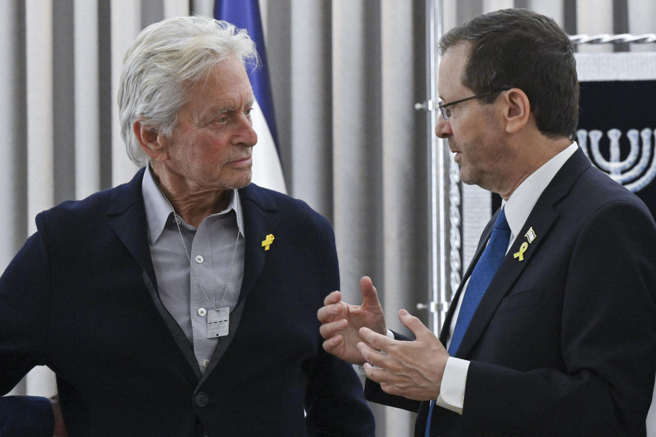 Michael Douglas junto a Isaac Herzog. Foto: EFE