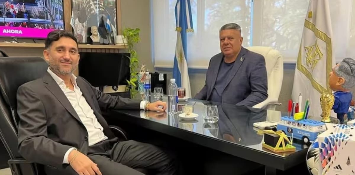 Ariel Vallejo en la oficina de Claudio Chiqui Tapia.
