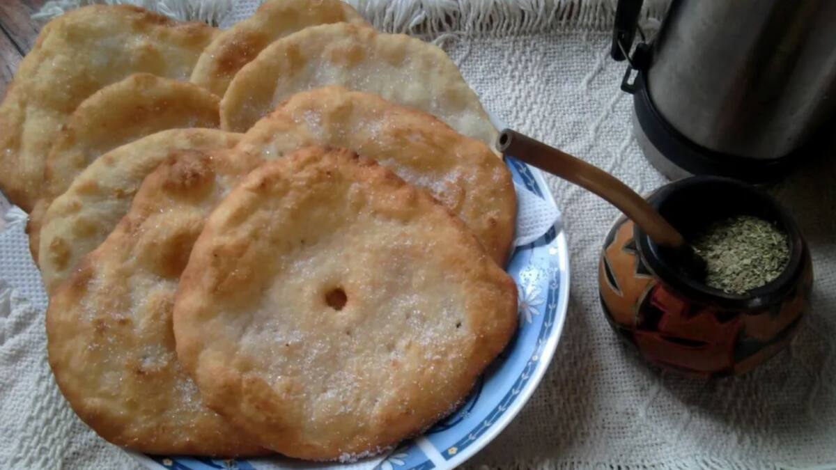 La receta de la torta frita requiere solamente de cinco ingredientes. Foto: Gentileza Ámbito Financiero.