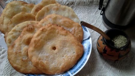 La receta de la torta frita requiere solamente de cinco ingredientes. Foto: Gentileza Ámbito Financiero.