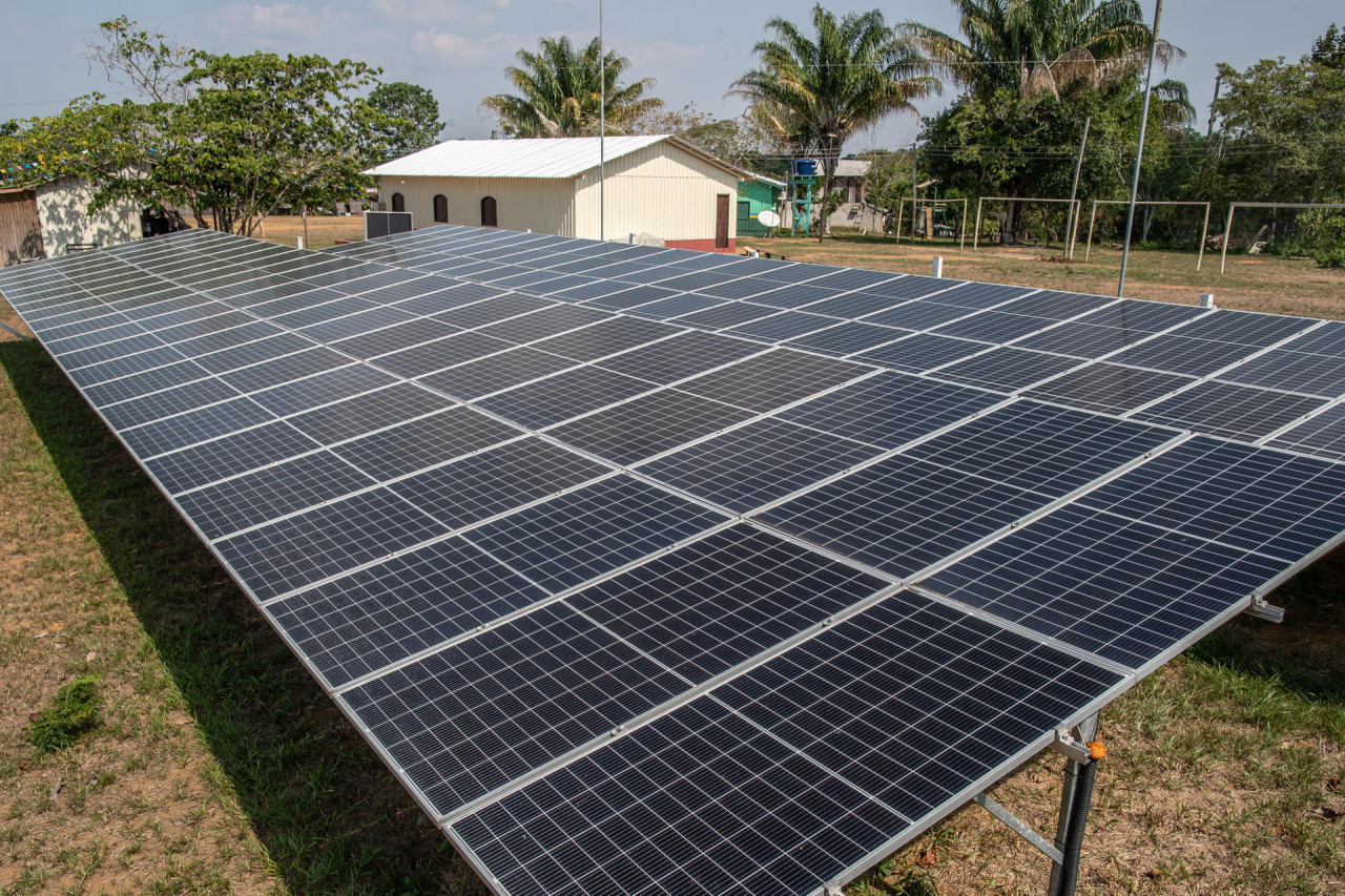 Paneles solares instalados en la comunidad de Santa Helena do Inglês. Foto EFE.