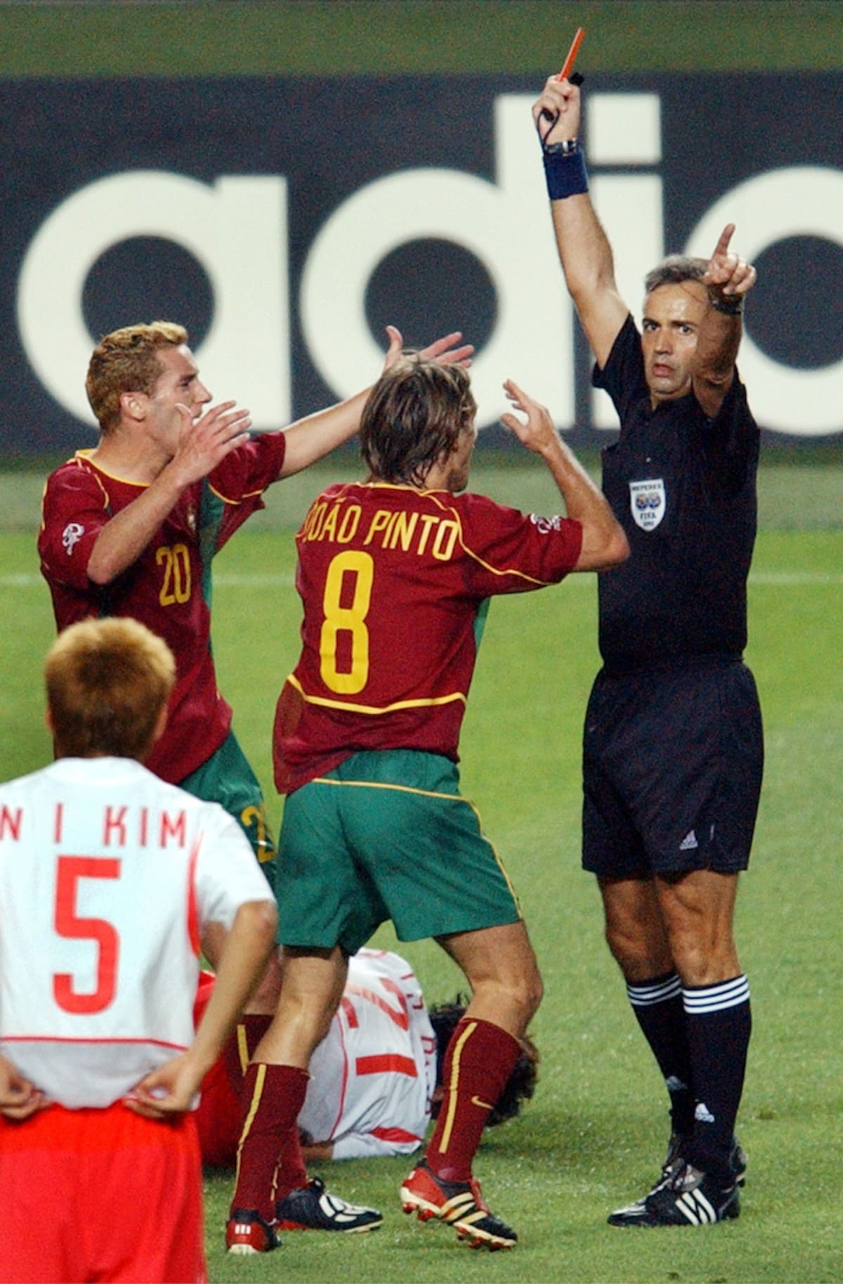 Expulsión de Joao Pedro por parte de Ángel Sánchez en el Mundial de Corea Japón 2002.