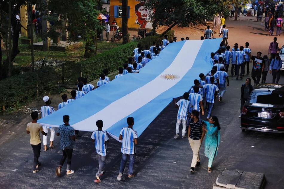 La bandera Argentina en Bangladesh. Foto: Reuters.
