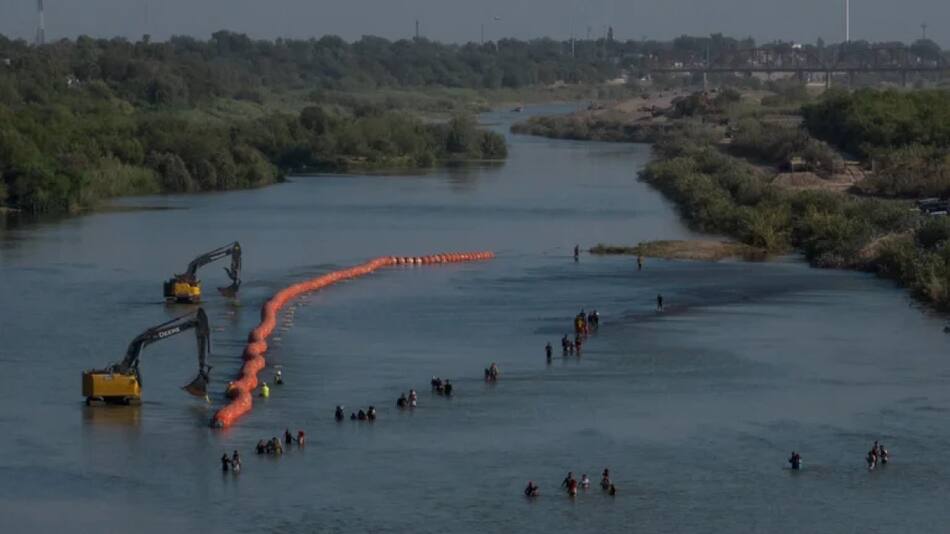 Muro de boyas con púas instalado en el río Bravo. Foto: Reuters