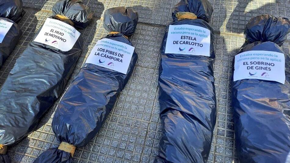 Bolsas mortuorias frente a la casa Rosada. Foto NA