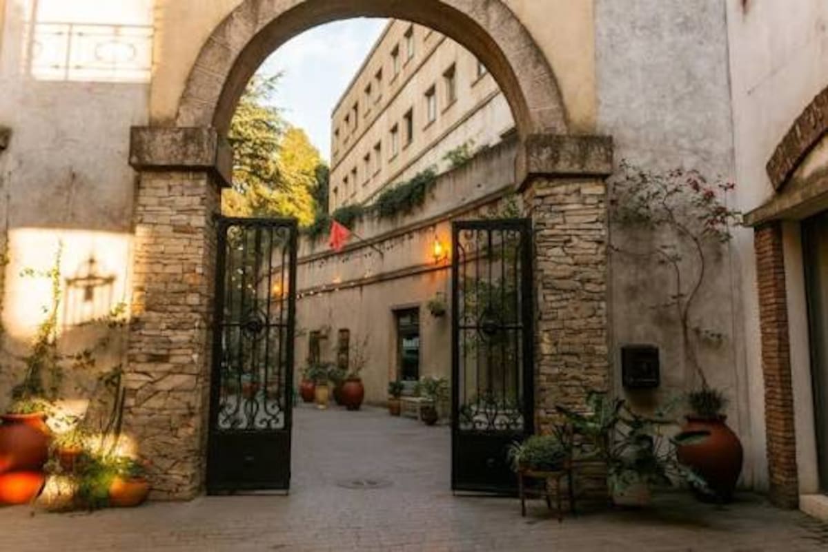 Plaza Canning con arquitectura inspirada en la Toscana, calles adoquinadas y locales gastronómicos en Ezeiza.