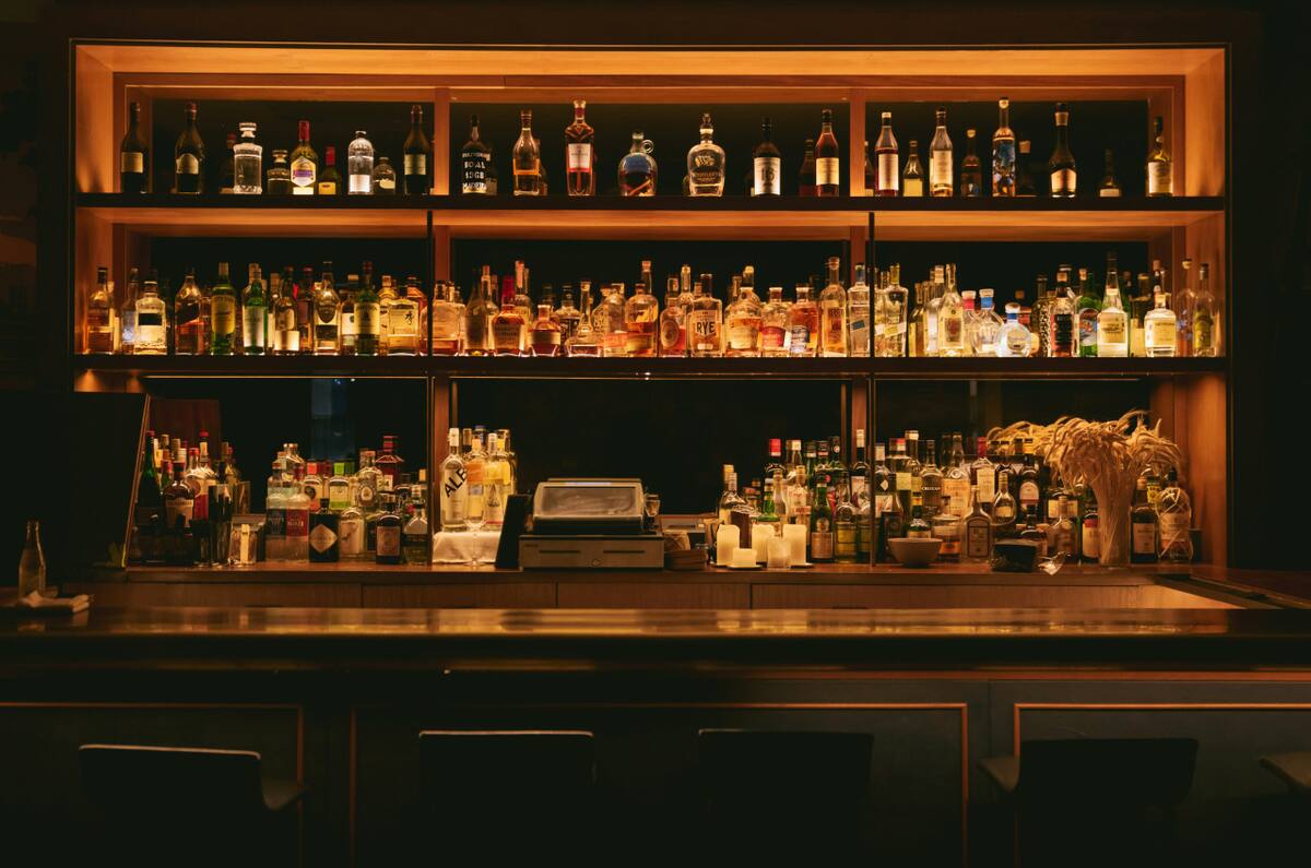 Bar, boliche, bebidas alcohólicas. Foto: Unsplash