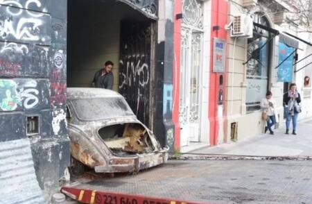 Auto de Barreda siendo sacado de la casa. Foto: NA