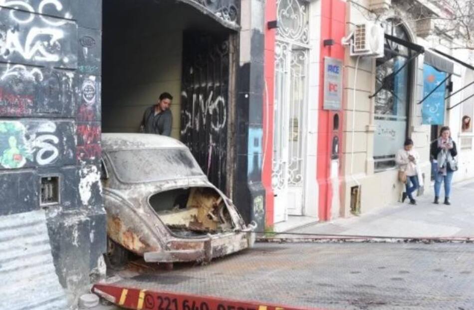 Auto de Barreda siendo sacado de la casa. Foto: NA