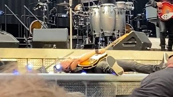 Brutal caída de Bruce Springsteen en medio de un show: el video