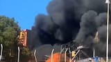 Impactante video: se incendió una fábrica textil en Villa Celina y el fuego se propagó por locales del edificio
